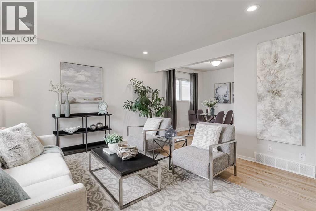 52 Hogarth Crescent Sw, Calgary, Alberta  T2V 3A7 - Photo 5 - A2264506