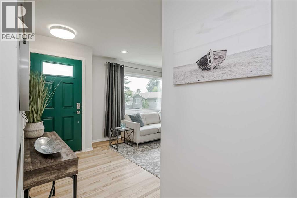 52 Hogarth Crescent Sw, Calgary, Alberta  T2V 3A7 - Photo 3 - A2264506