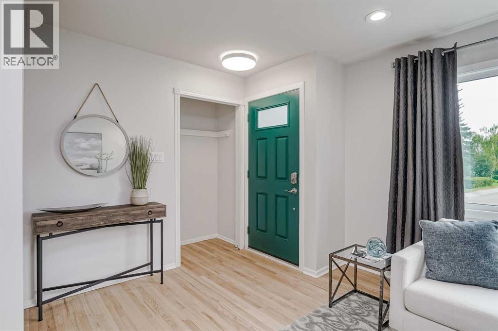 52 Hogarth Crescent Sw, Calgary, Alberta  T2V 3A7 - Photo 4 - A2264506