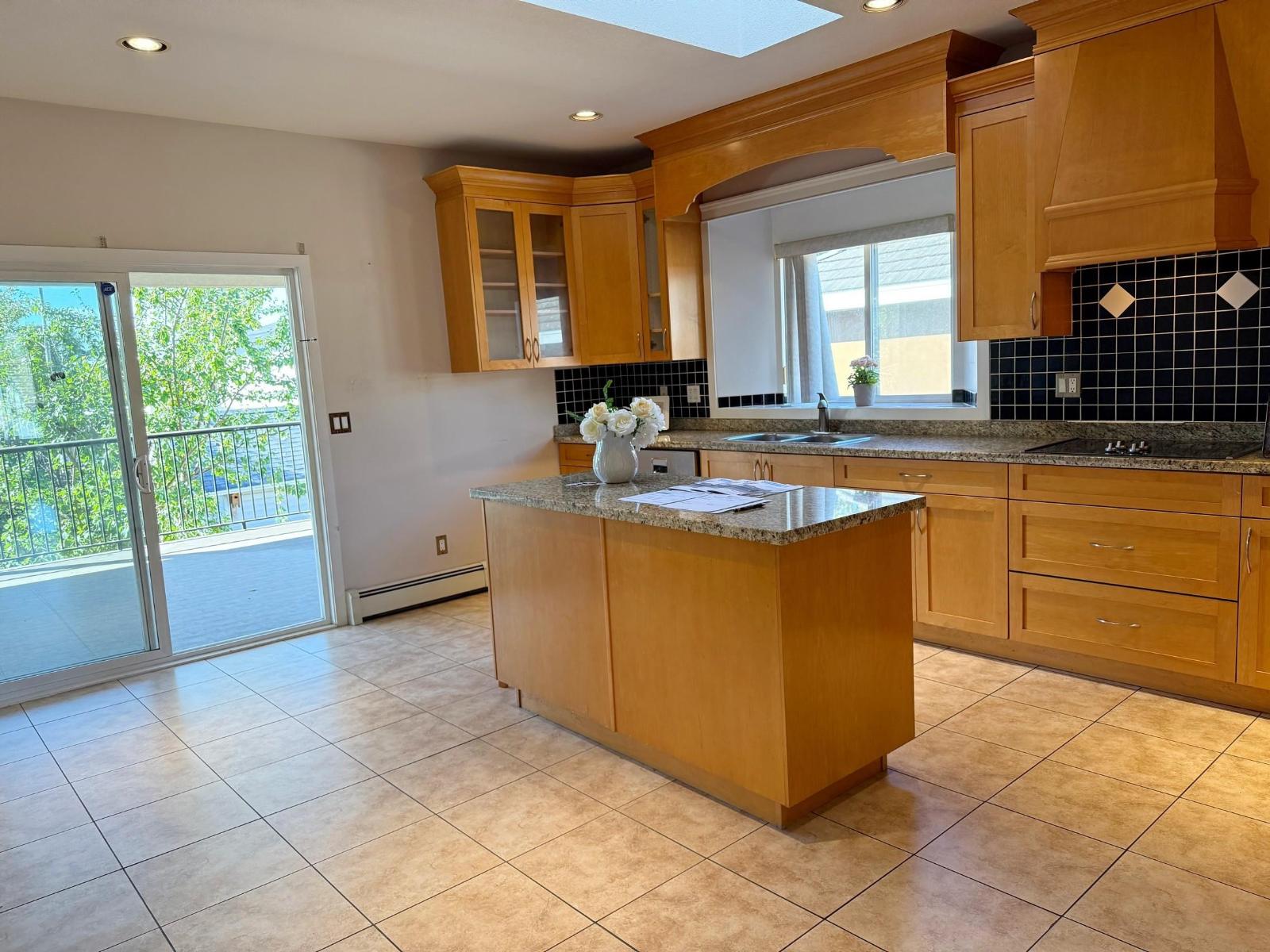 Listing Picture 21 of 27 : 10955 131A STREET, Surrey / 素裡 - 魯藝地產 Yvonne Lu Group - MLS Medallion Club Member