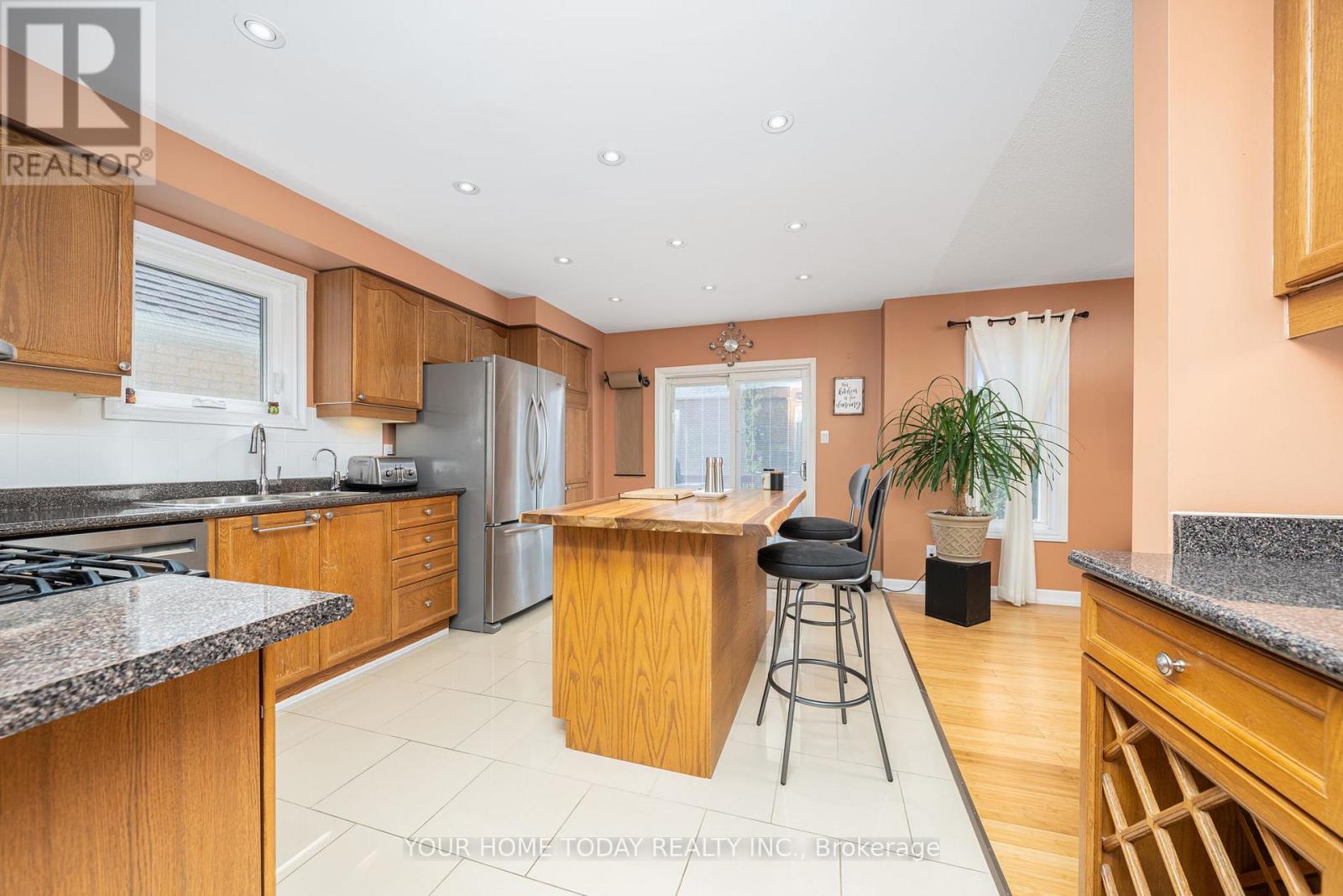 208 Van Scott Drive, Brampton, Ontario  L7A 1V9 - Photo 11 - W12476834