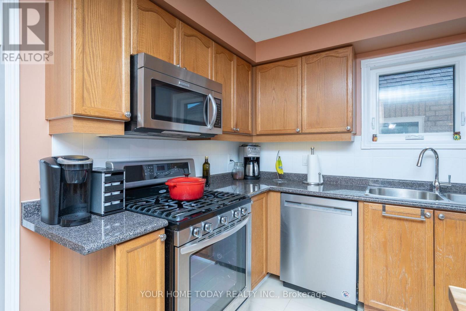 208 Van Scott Drive, Brampton, Ontario  L7A 1V9 - Photo 16 - W12476834