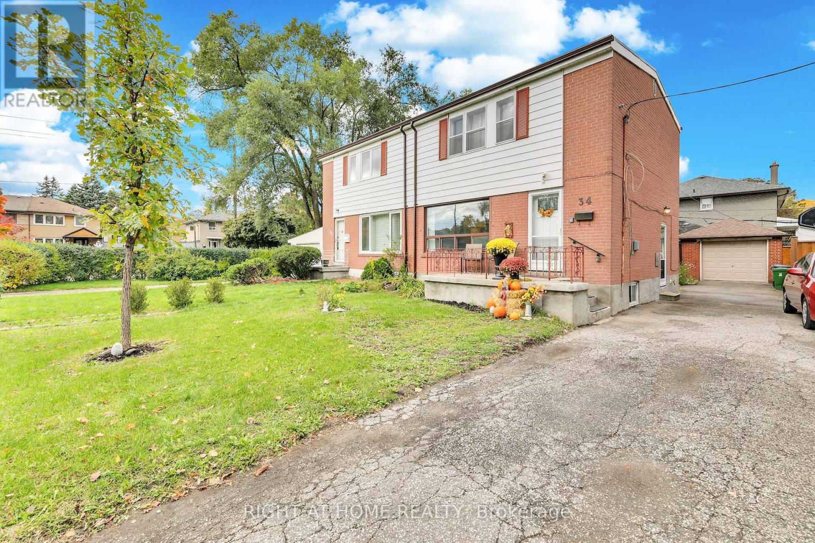 34 Althea Road, Toronto, Ontario  M6S 2P2 - Photo 5 - W12476846