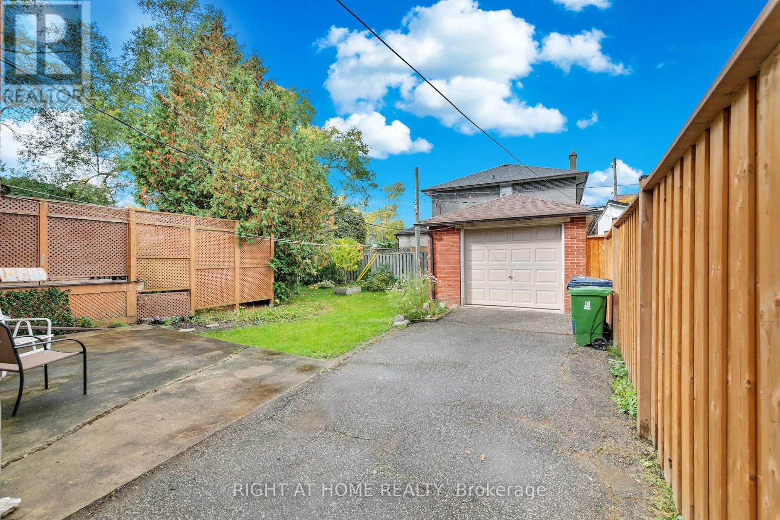 34 Althea Road, Toronto, Ontario  M6S 2P2 - Photo 8 - W12476846