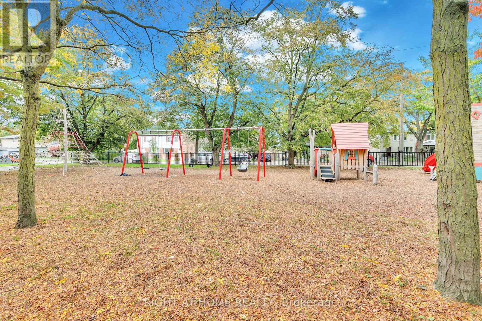 34 Althea Road, Toronto, Ontario  M6S 2P2 - Photo 9 - W12476846