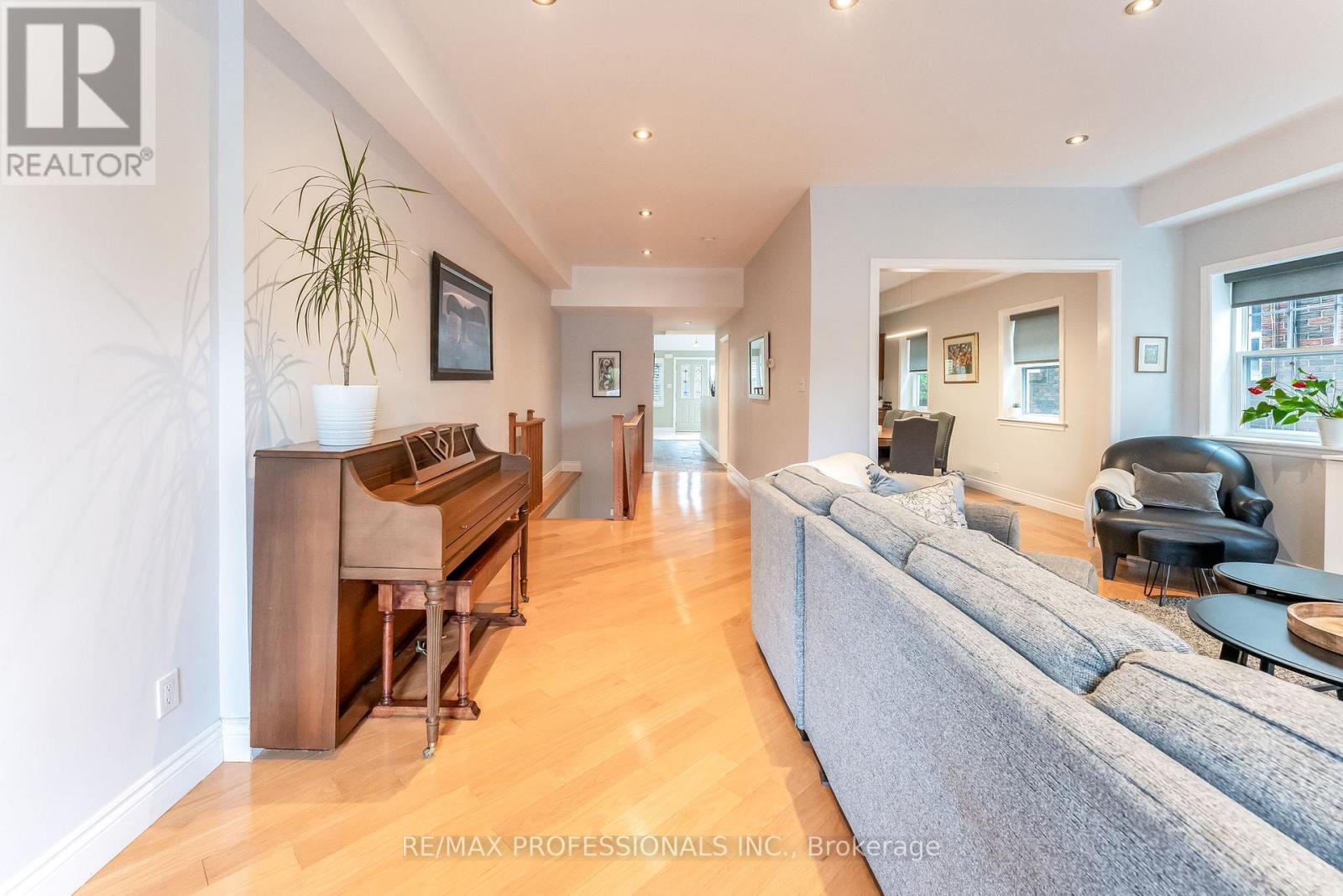 37 Lavinia Avenue, Toronto, Ontario  M6S 3H9 - Photo 13 - W12476858