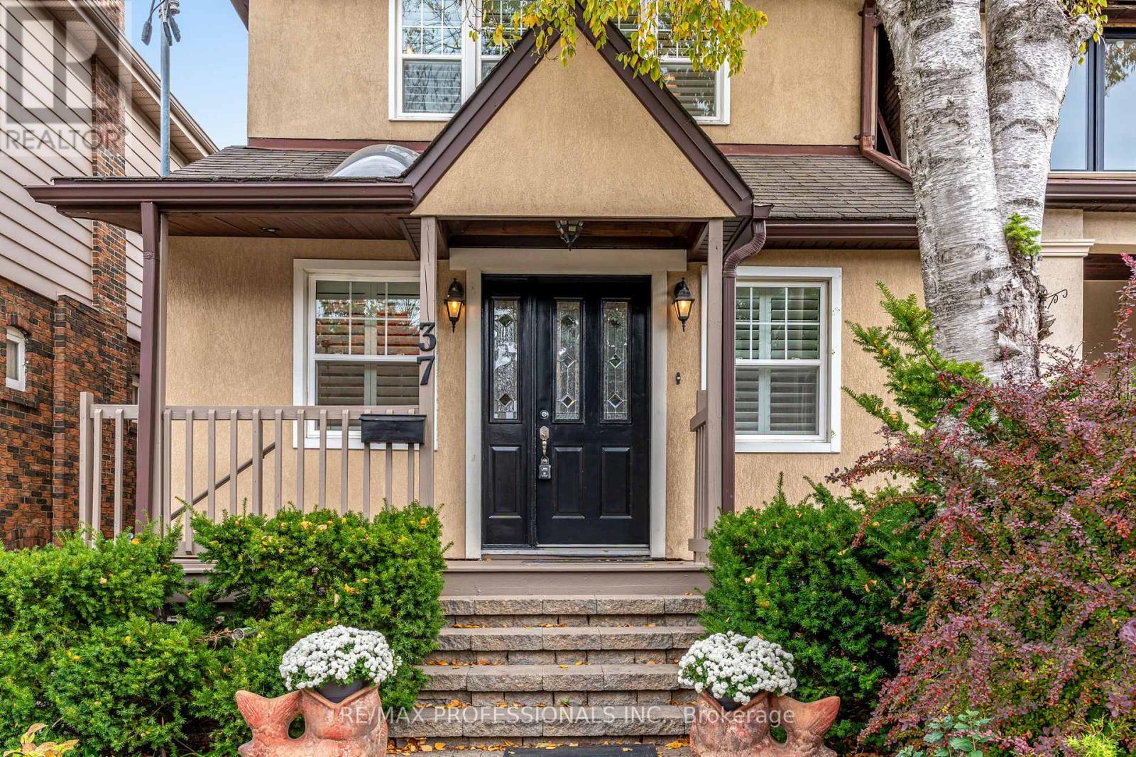 37 Lavinia Avenue, Toronto, Ontario  M6S 3H9 - Photo 2 - W12476858