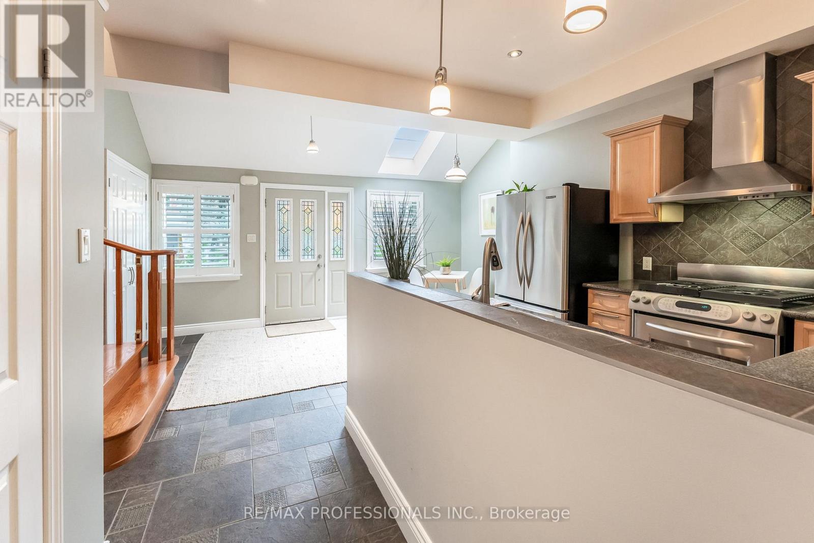 37 Lavinia Avenue, Toronto, Ontario  M6S 3H9 - Photo 4 - W12476858