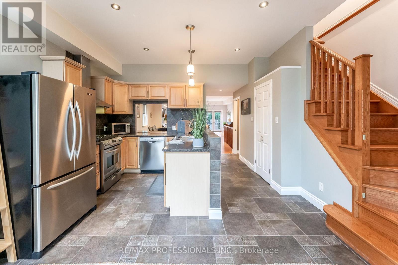 37 Lavinia Avenue, Toronto, Ontario  M6S 3H9 - Photo 6 - W12476858