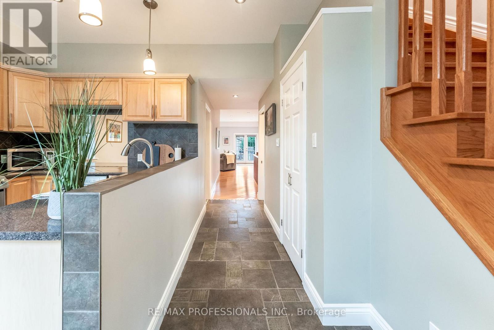 37 Lavinia Avenue, Toronto, Ontario  M6S 3H9 - Photo 8 - W12476858