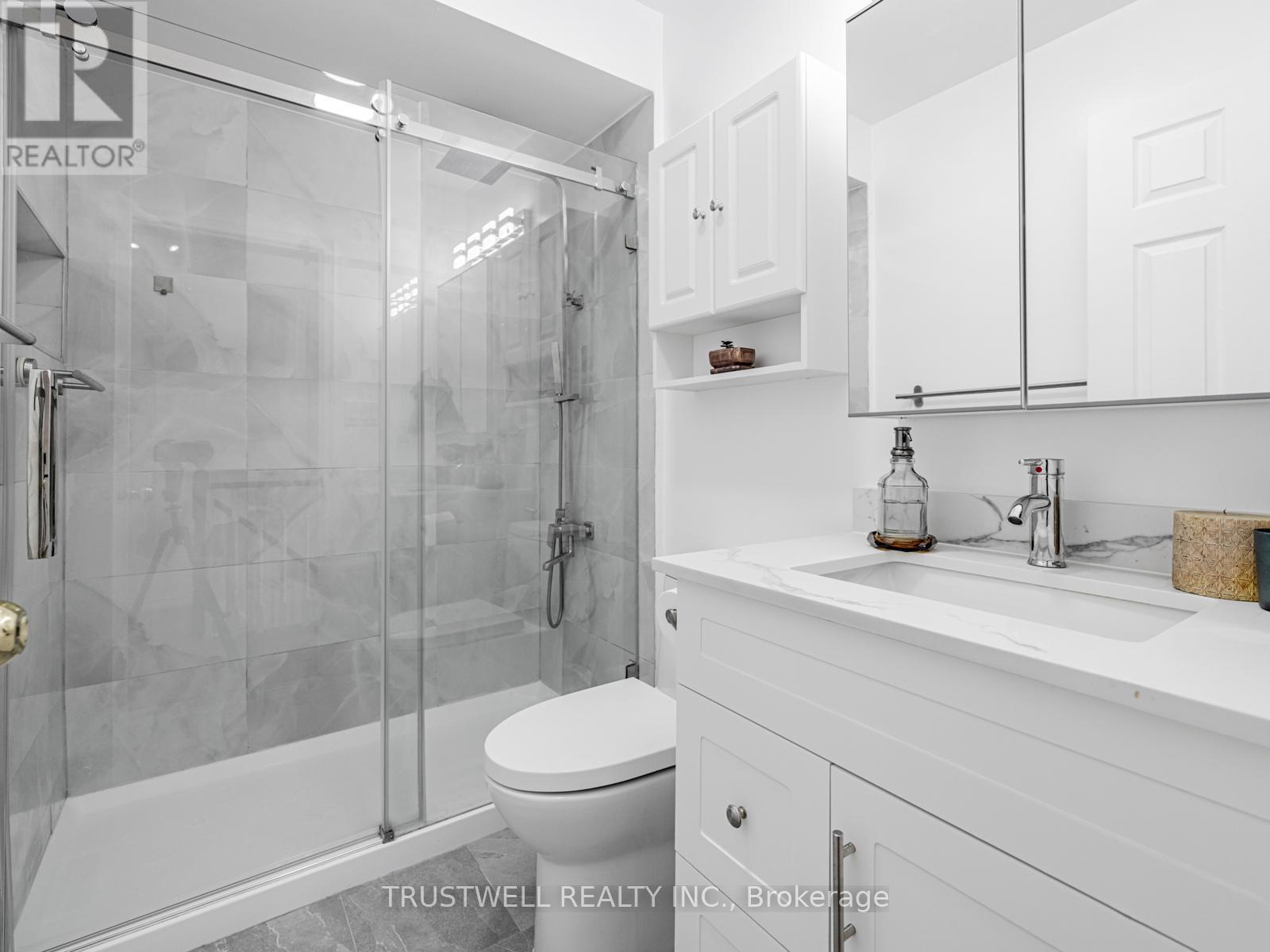 127 Torbarrie Road, Toronto, Ontario  M3L 1G8 - Photo 12 - W12476861
