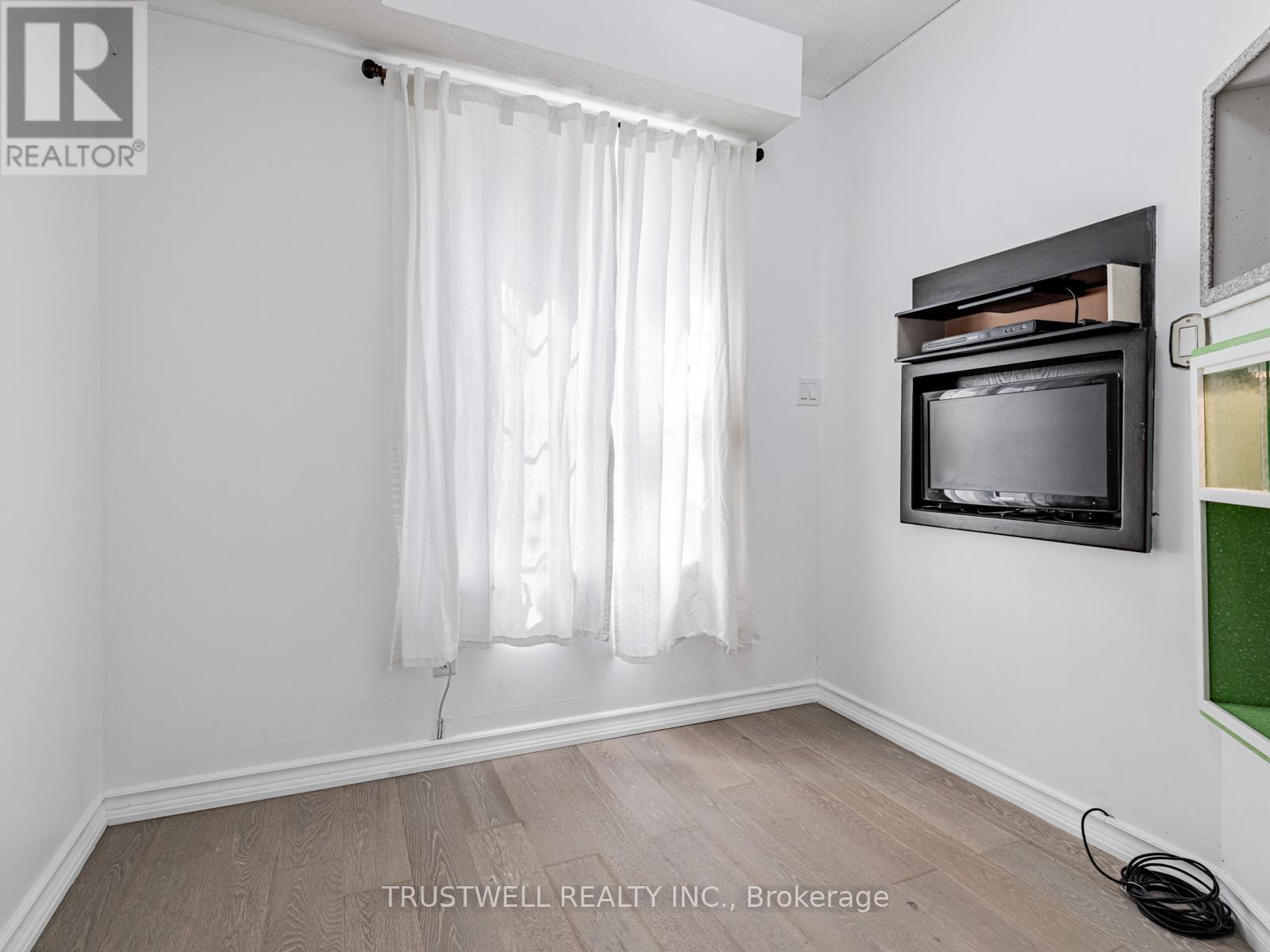 127 Torbarrie Road, Toronto, Ontario  M3L 1G8 - Photo 17 - W12476861