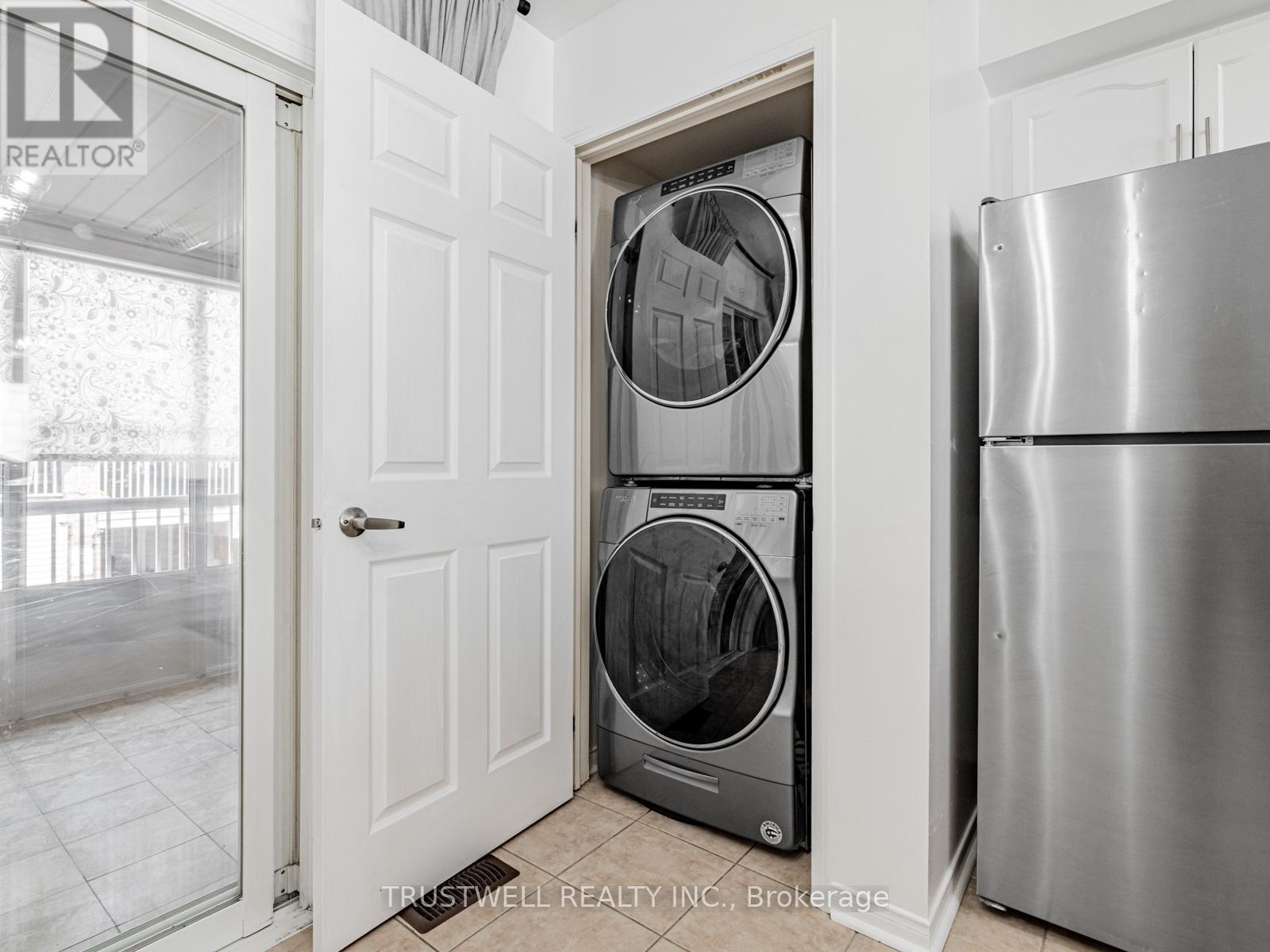 127 Torbarrie Road, Toronto, Ontario  M3L 1G8 - Photo 7 - W12476861
