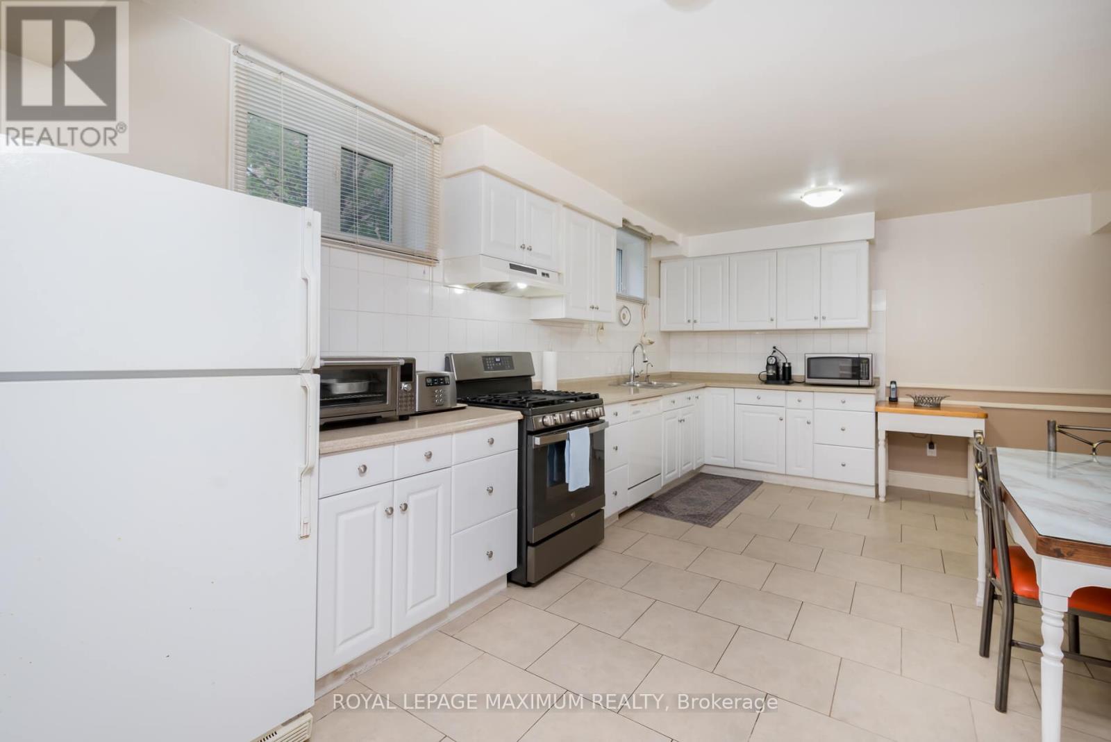 119 Glen Long Avenue, Toronto, Ontario  M6B 2M4 - Photo 32 - W12476922