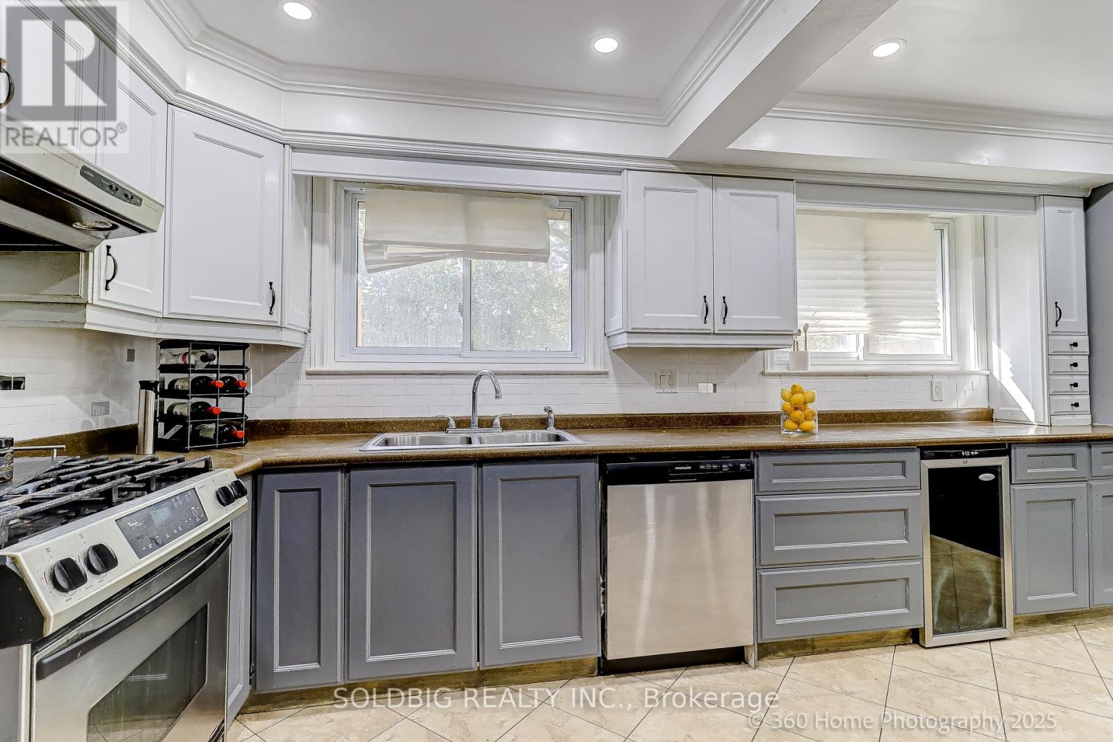 8 Haslemere Avenue, Brampton, Ontario  L6W 2X4 - Photo 10 - W12476928