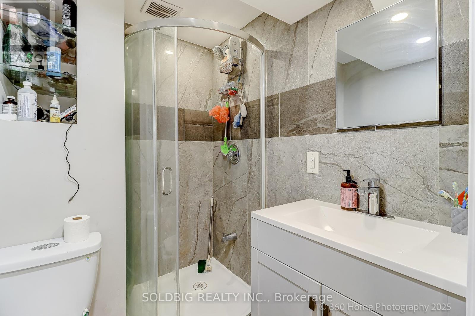 8 Haslemere Avenue, Brampton, Ontario  L6W 2X4 - Photo 17 - W12476928
