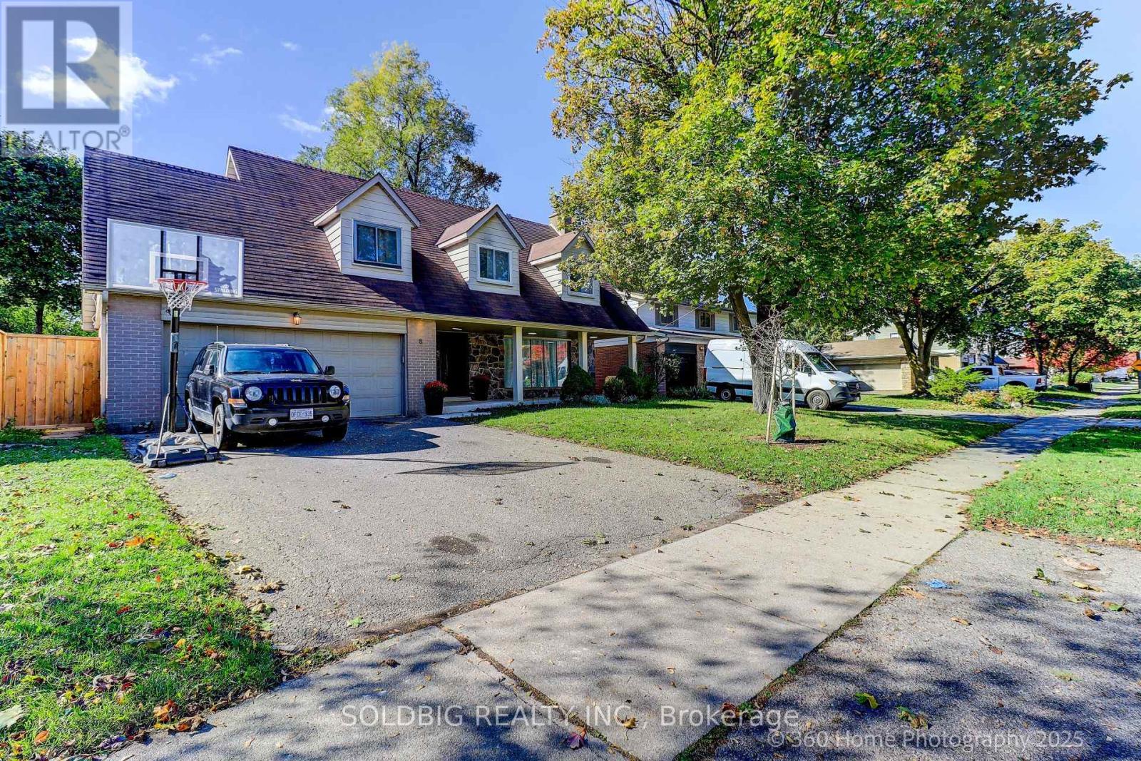 8 Haslemere Avenue, Brampton, Ontario  L6W 2X4 - Photo 2 - W12476928