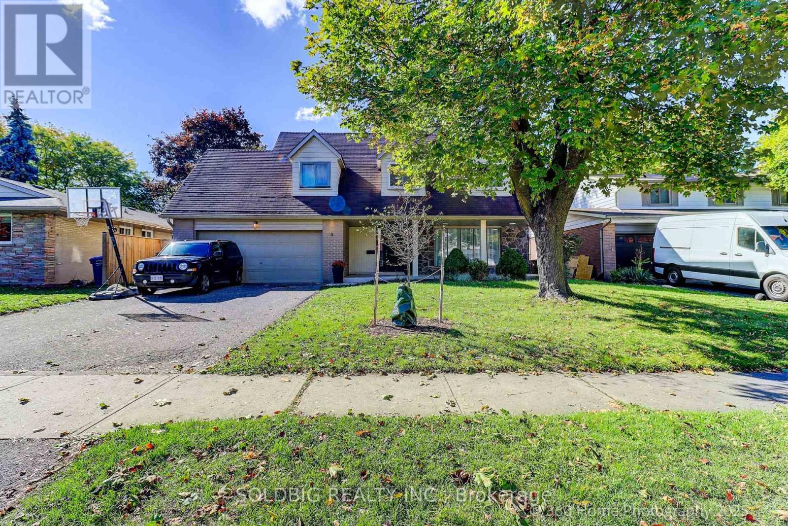 8 Haslemere Avenue, Brampton, Ontario  L6W 2X4 - Photo 3 - W12476928