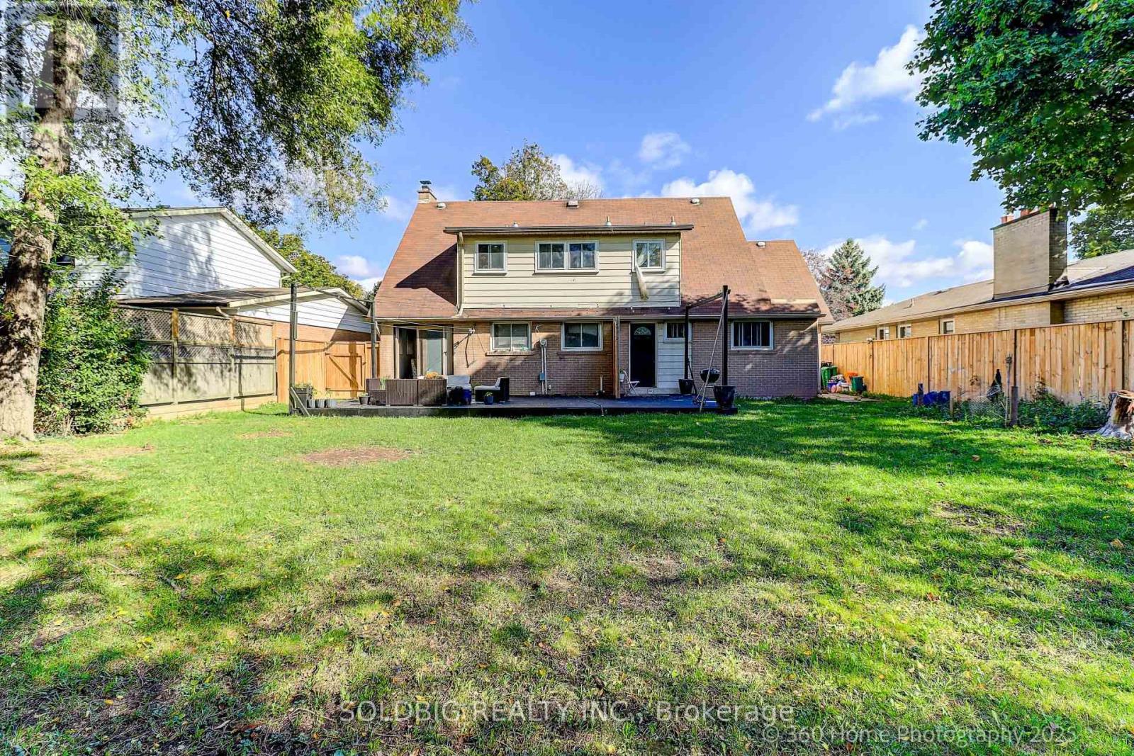 8 Haslemere Avenue, Brampton, Ontario  L6W 2X4 - Photo 39 - W12476928