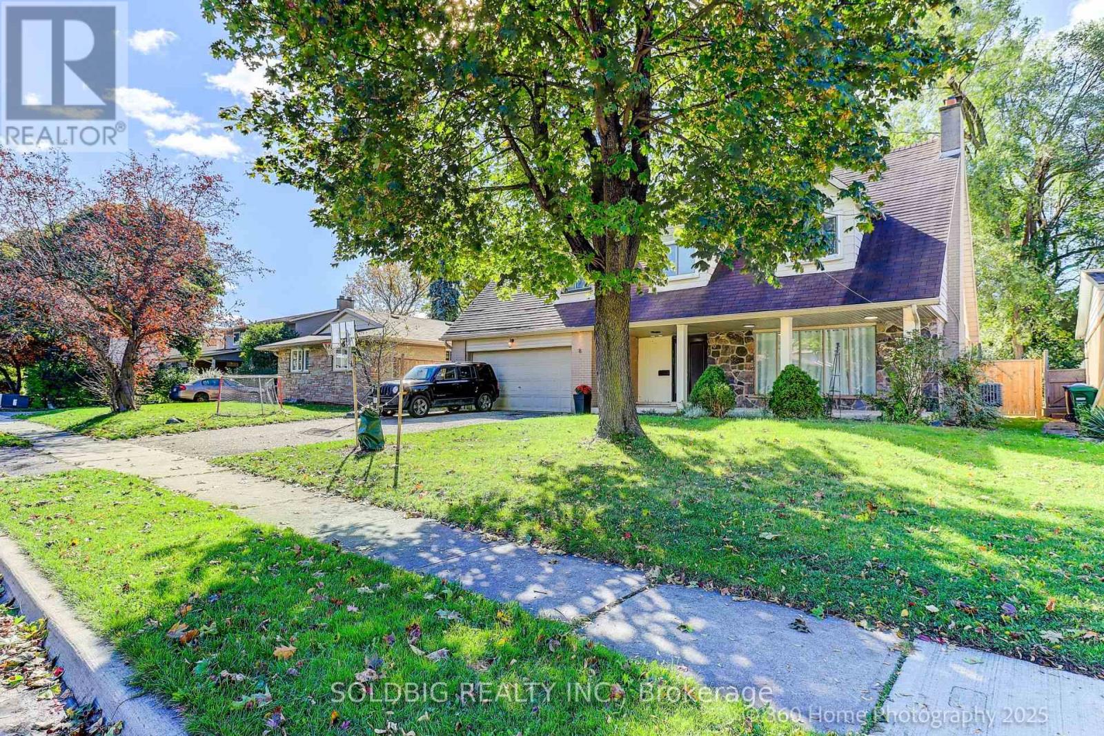 8 Haslemere Avenue, Brampton, Ontario  L6W 2X4 - Photo 4 - W12476928