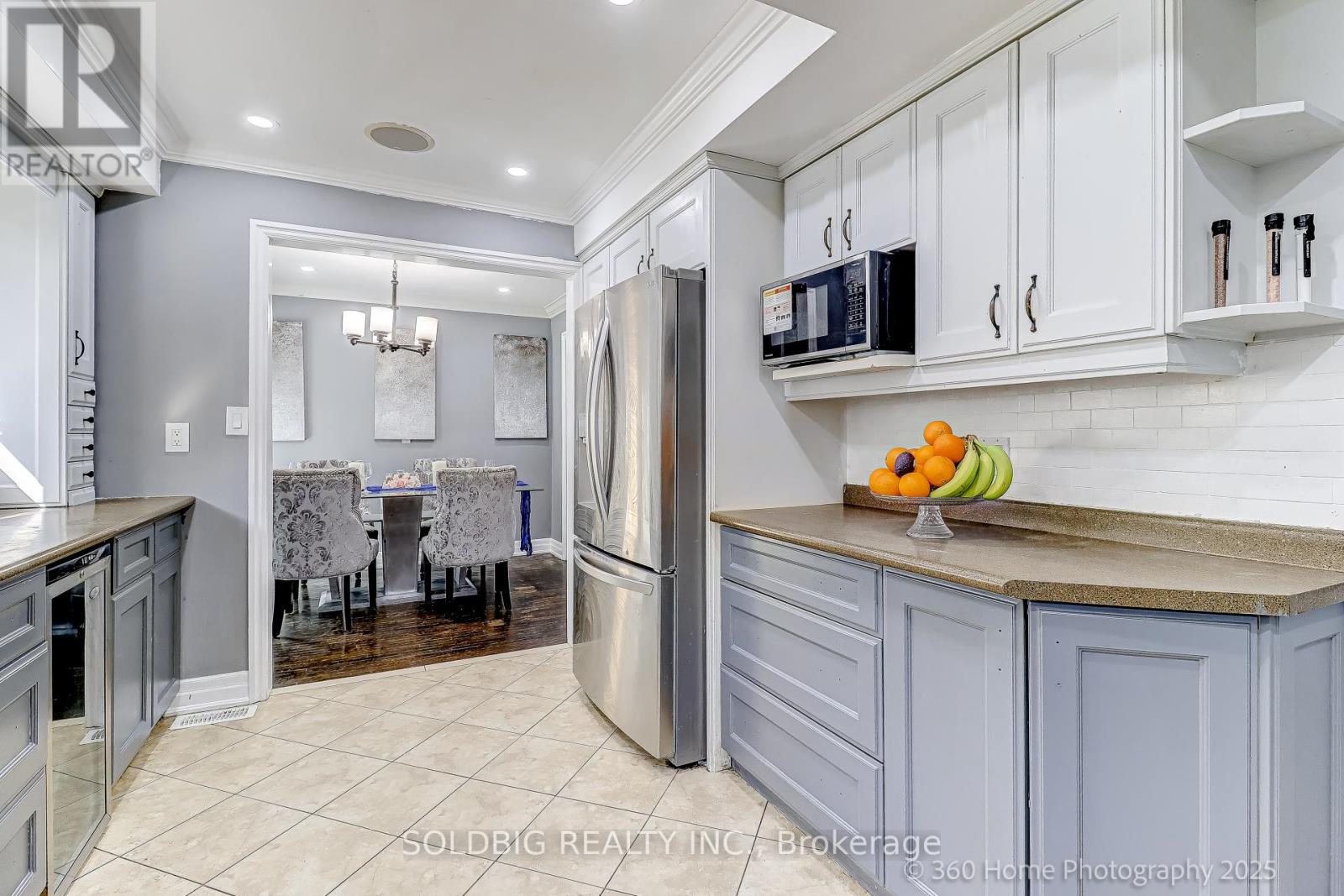 8 Haslemere Avenue, Brampton, Ontario  L6W 2X4 - Photo 6 - W12476928