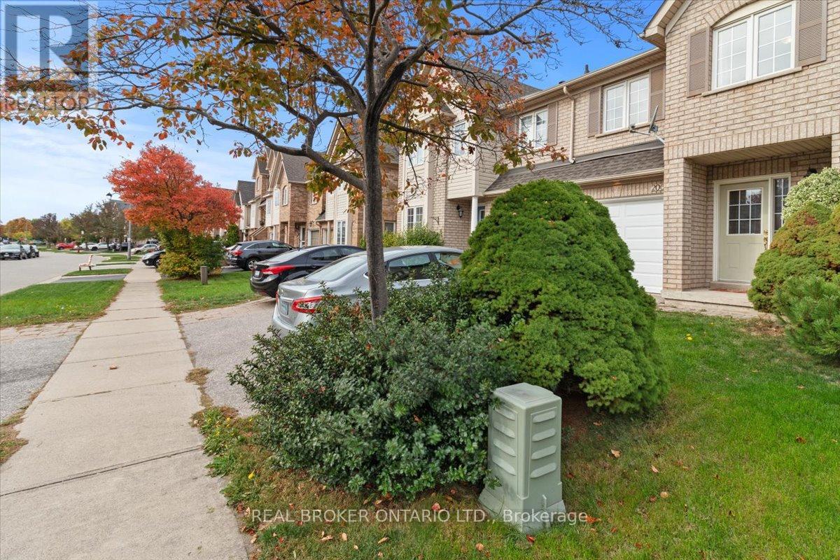 2069 Glenhampton Road, Oakville, Ontario  L6M 3W9 - Photo 4 - W12476934