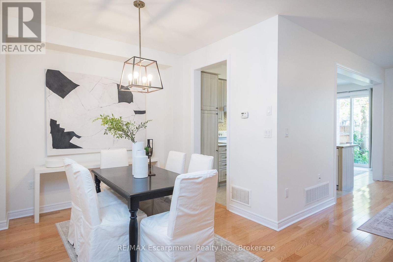 10 Cedarcrest Street, Caledon, Ontario  L7C 3P9 - Photo 6 - W12476983
