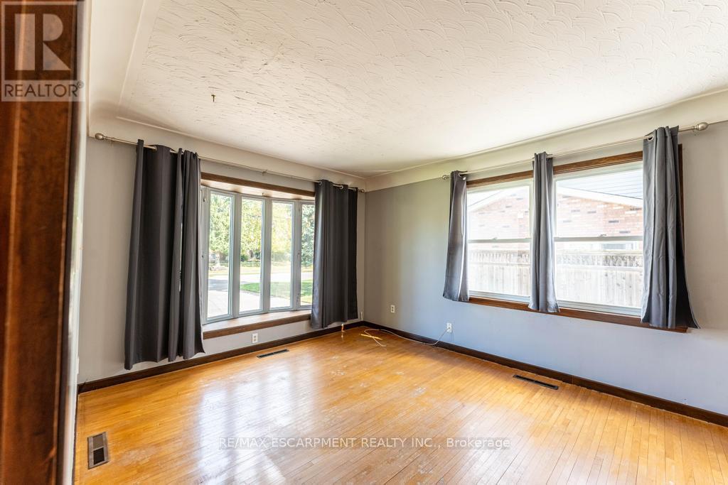 24 Hilda Street, Welland, Ontario  L3C 3N2 - Photo 4 - X12476851