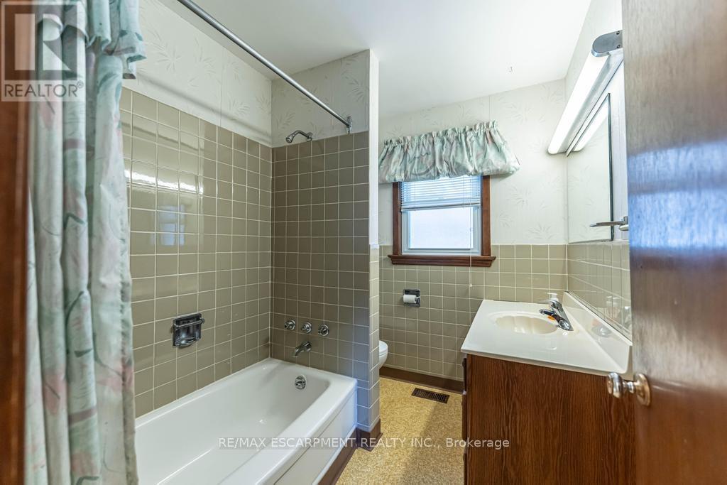24 Hilda Street, Welland, Ontario  L3C 3N2 - Photo 9 - X12476851