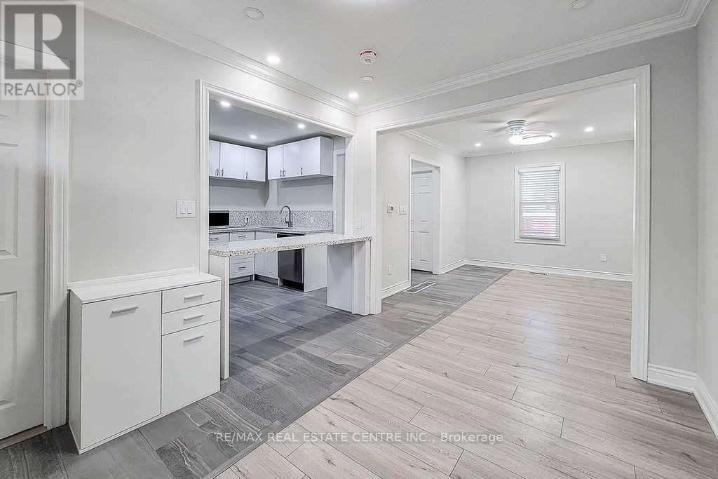 24 East 22nd Street, Hamilton, Ontario  L8V 2V3 - Photo 3 - X12476921