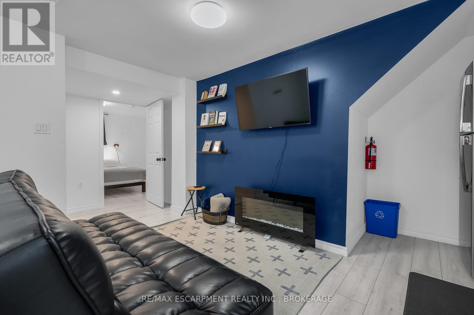 2 - 16 Golden Boulevard E, Welland, Ontario  L3B 1H2 - Photo 2 - X12477014