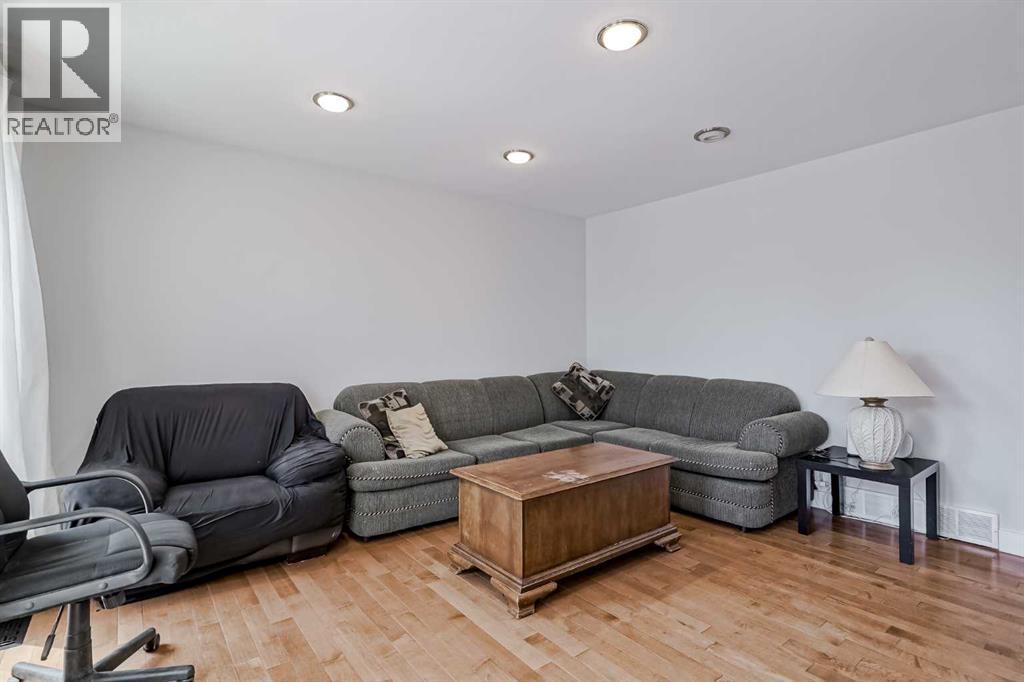 208 Woodpark Place Sw, Calgary, Alberta  T2M 2S5 - Photo 4 - A2248857