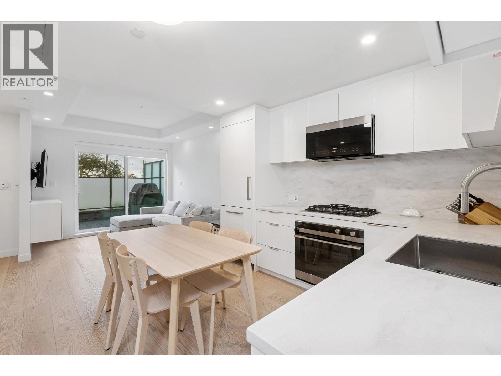 112 650 E 2nd Street, North Vancouver, British Columbia  V7L 1E3 - Photo 2 - R3060588