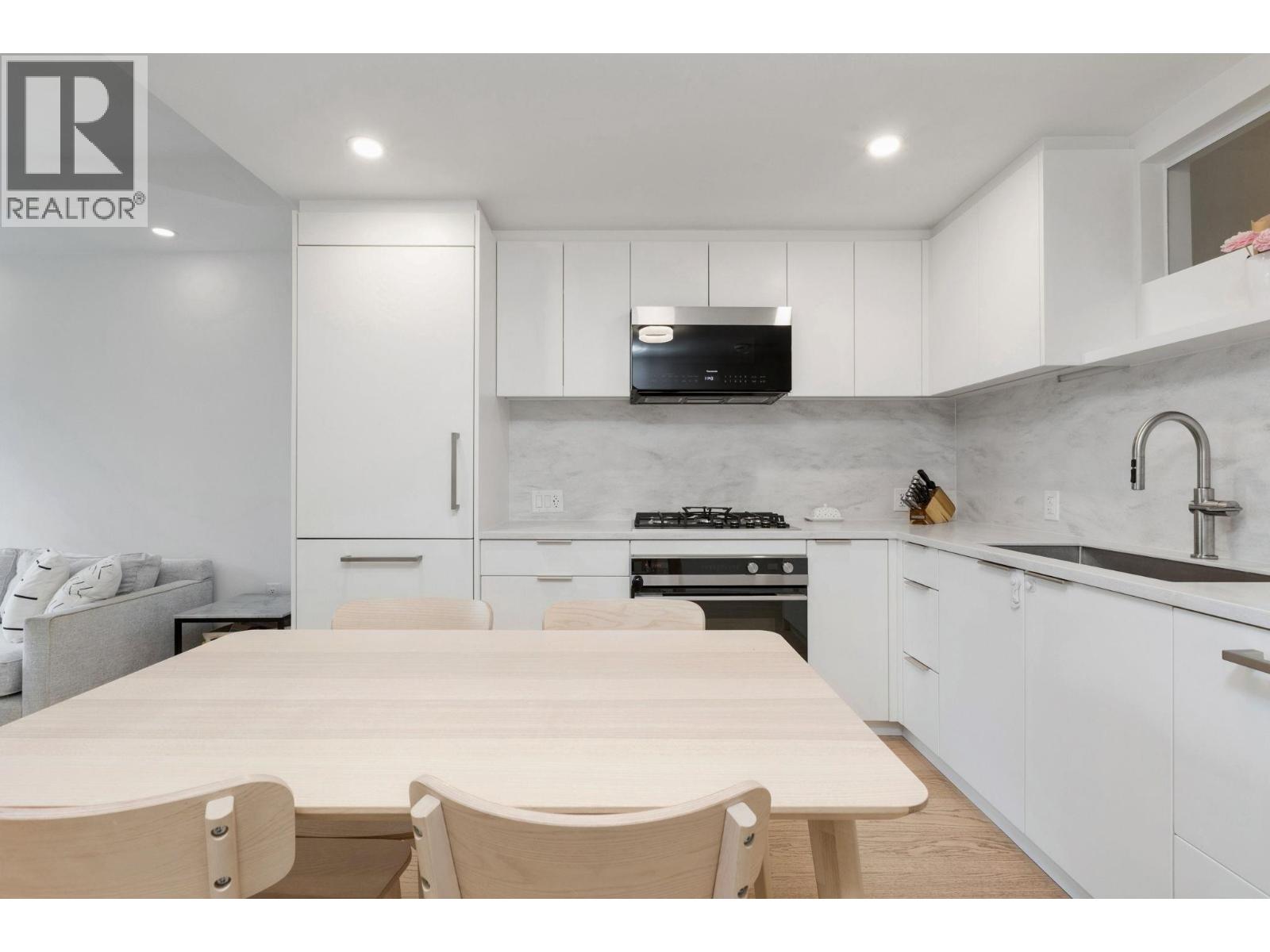 112 650 E 2nd Street, North Vancouver, British Columbia  V7L 1E3 - Photo 3 - R3060588