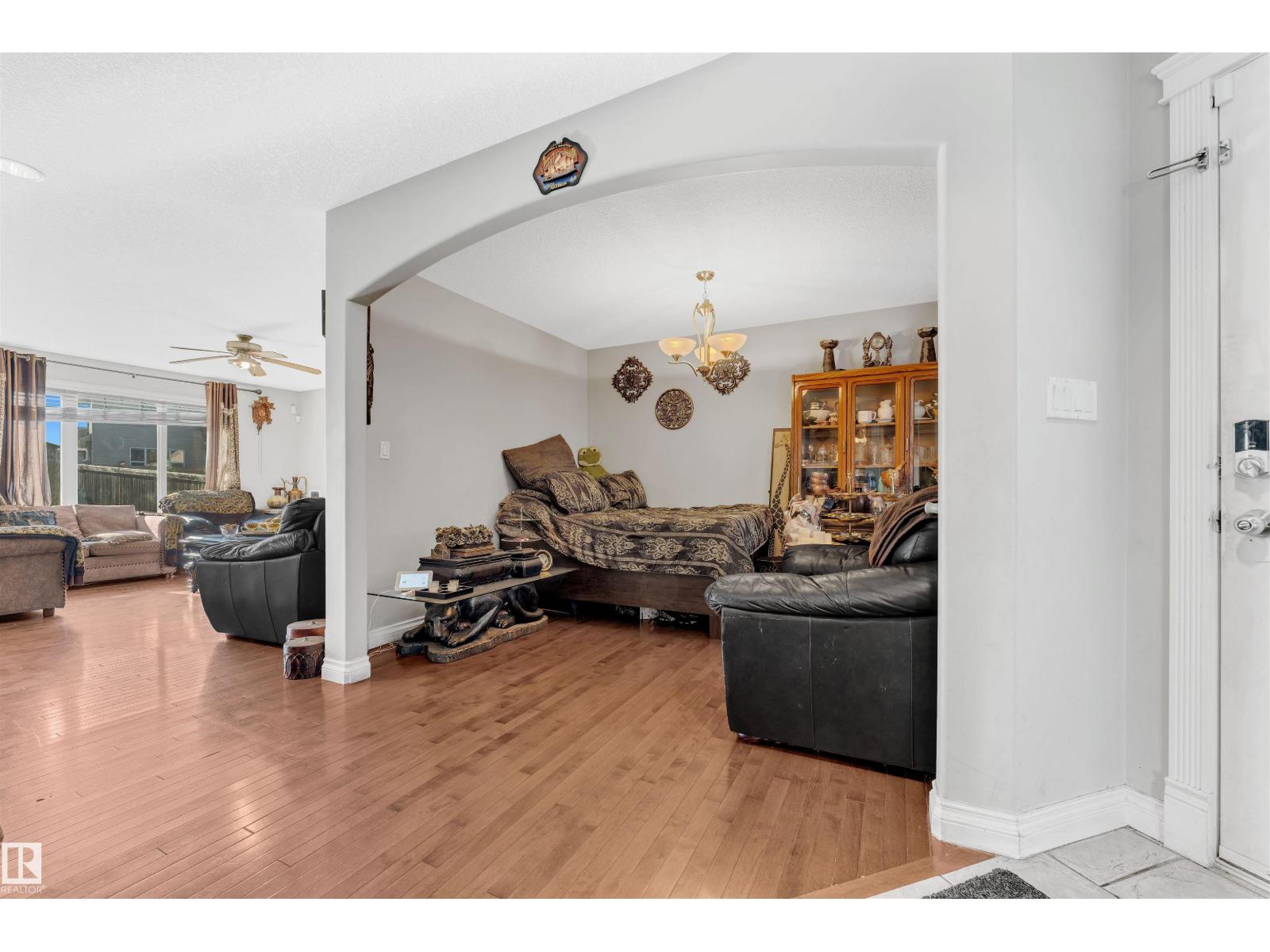 7939 2 Av Sw, Edmonton, Alberta  T6X 1K3 - Photo 5 - E4463099