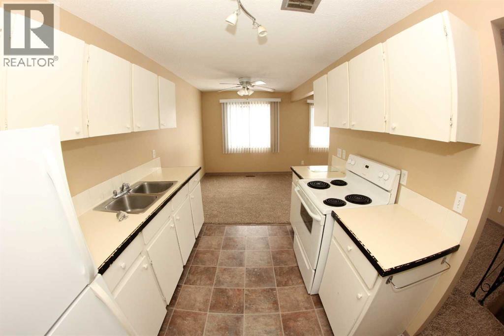 4, 1713 St Edward's Boulevard N, Lethbridge, Alberta  T1H 1X2 - Photo 2 - A2266314