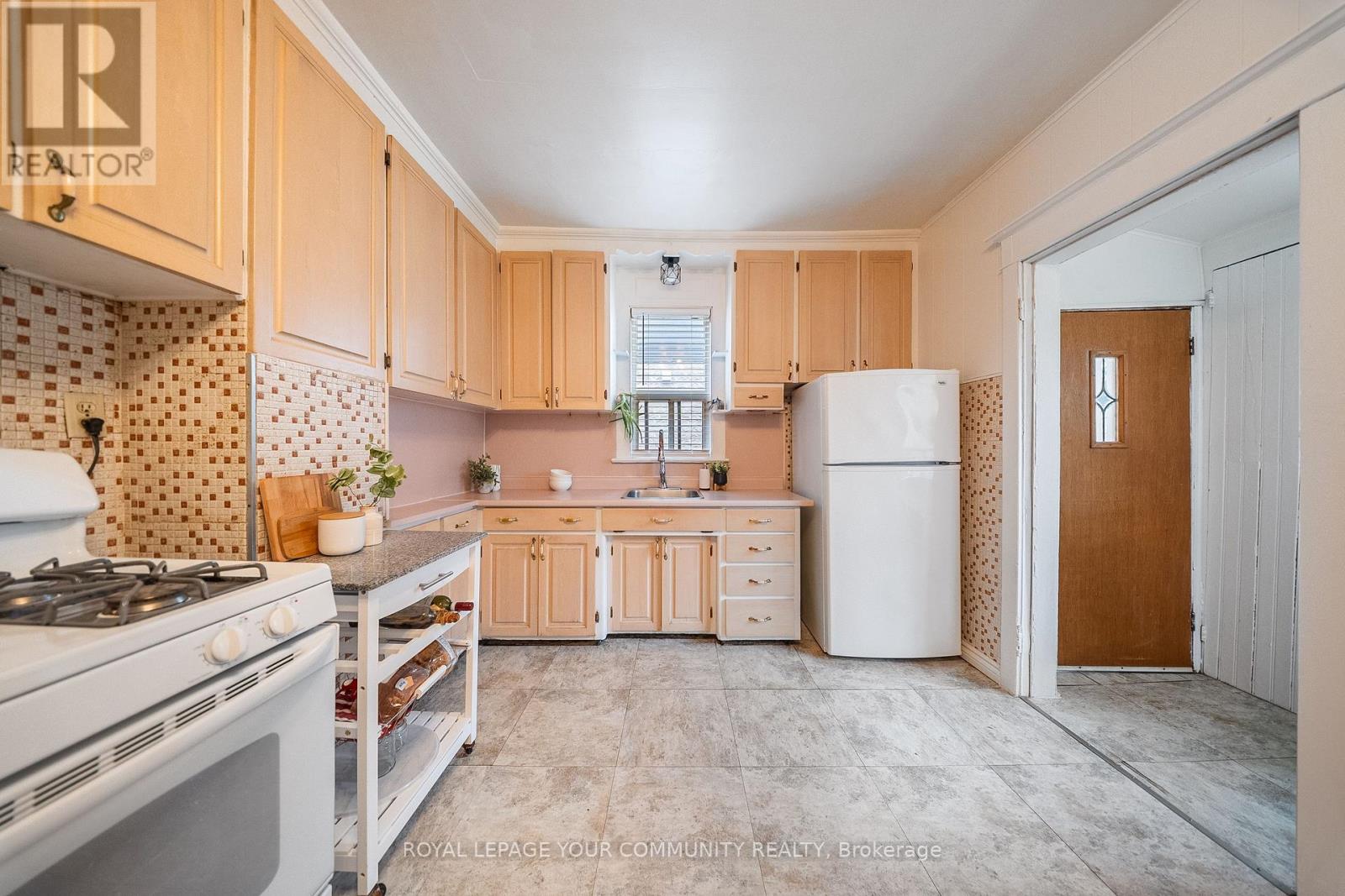 246 Westlake Avenue, Toronto, Ontario  M4C 4T2 - Photo 12 - E12476977
