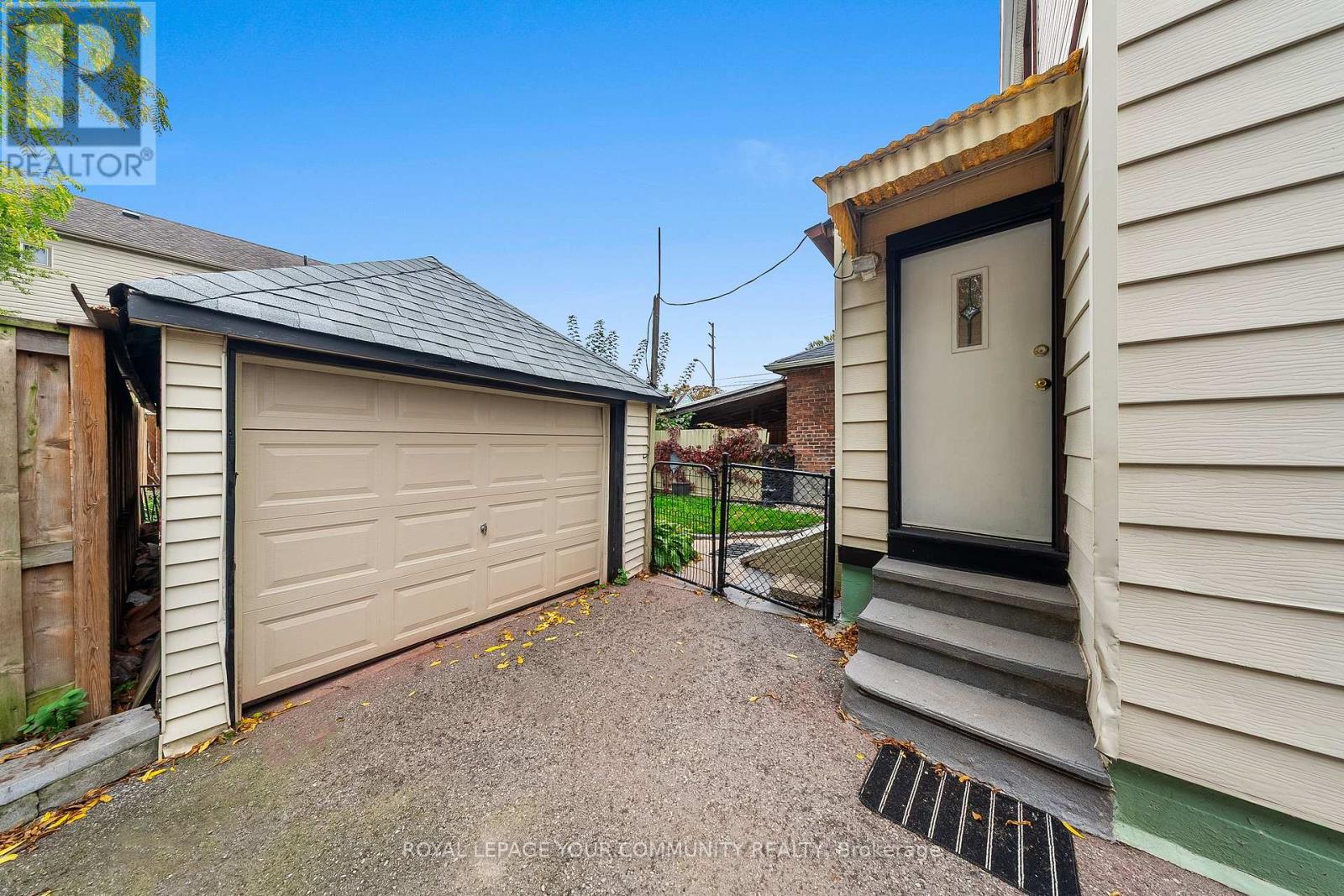 246 Westlake Avenue, Toronto, Ontario  M4C 4T2 - Photo 3 - E12476977