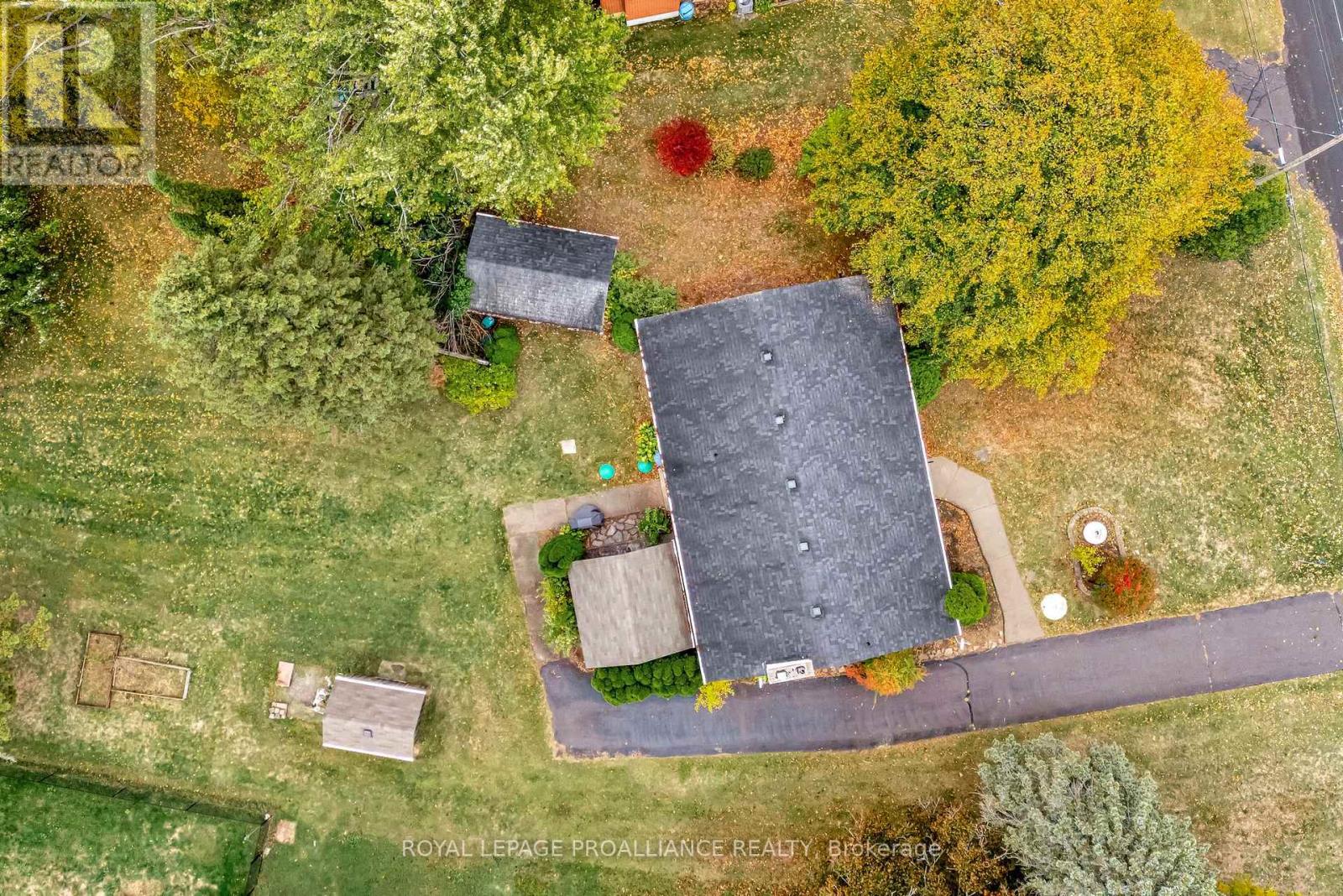 97 Roseland Drive, Quinte West, Ontario K0K 1L0 - Photo 10 - X12477100