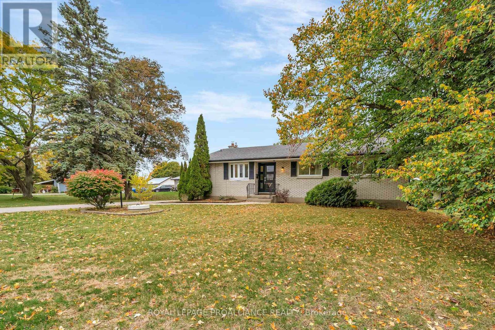 97 Roseland Drive, Quinte West, Ontario K0K 1L0 - Photo 12 - X12477100