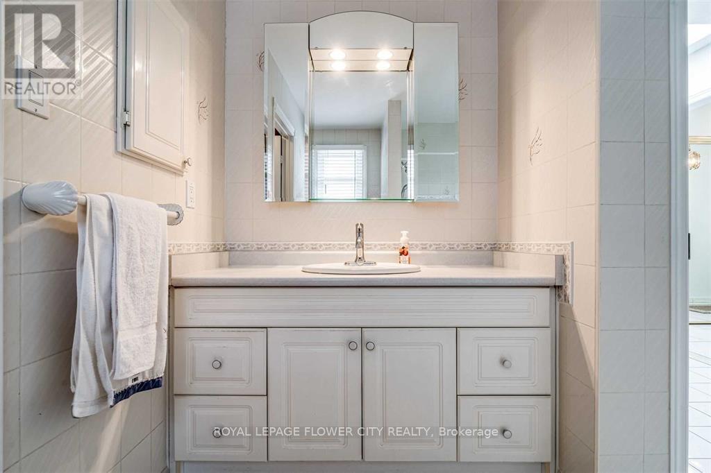 6 Reynier Drive, Brampton, Ontario  L6Z 1L4 - Photo 4 - W12476985