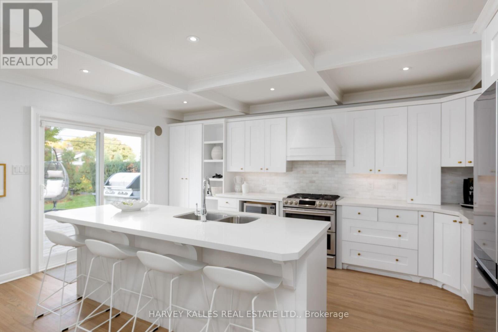 36 Ravensbourne Crescent, Toronto, Ontario  M9A 2A8 - Photo 11 - W12476989
