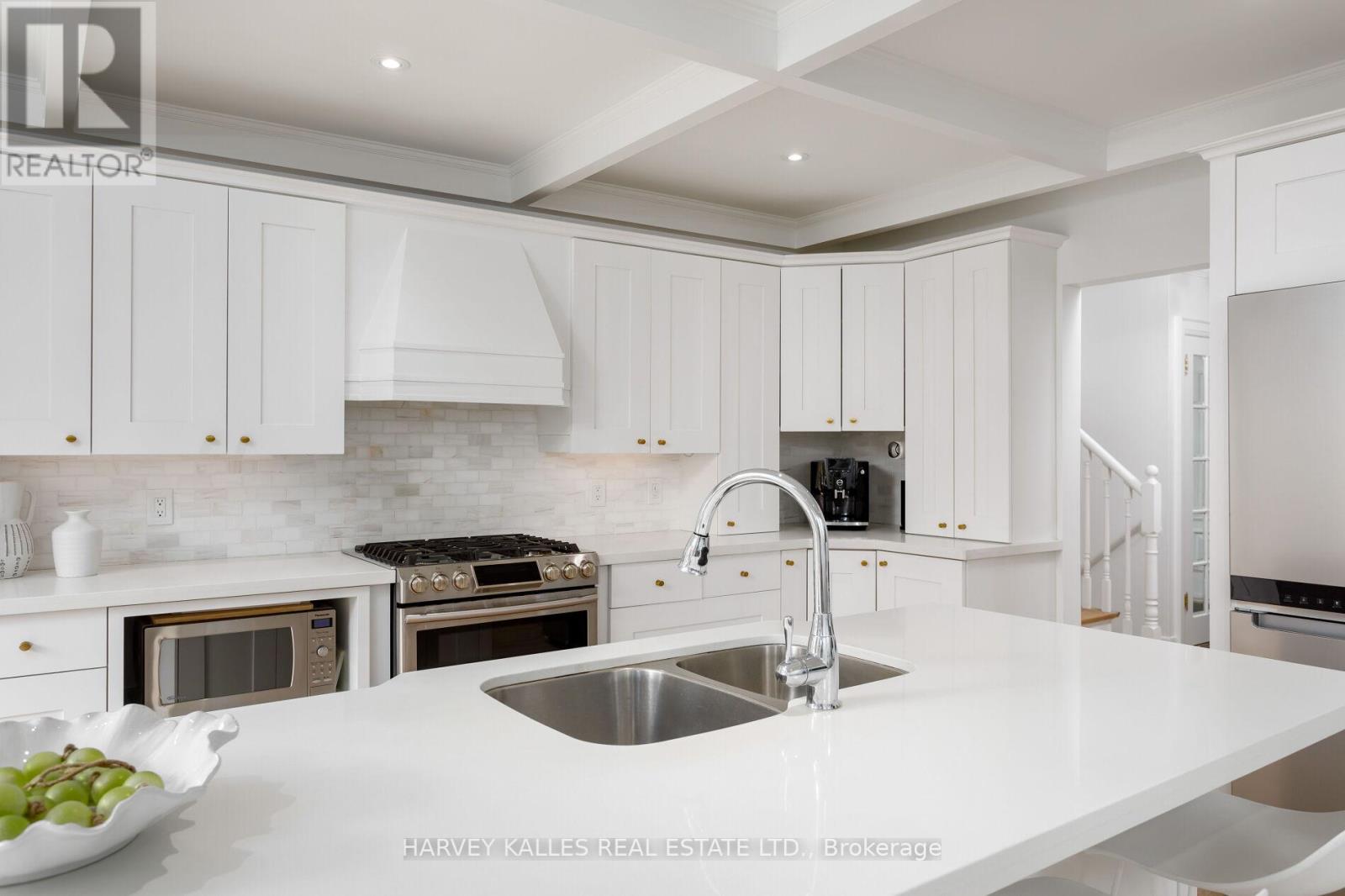 36 Ravensbourne Crescent, Toronto, Ontario  M9A 2A8 - Photo 12 - W12476989