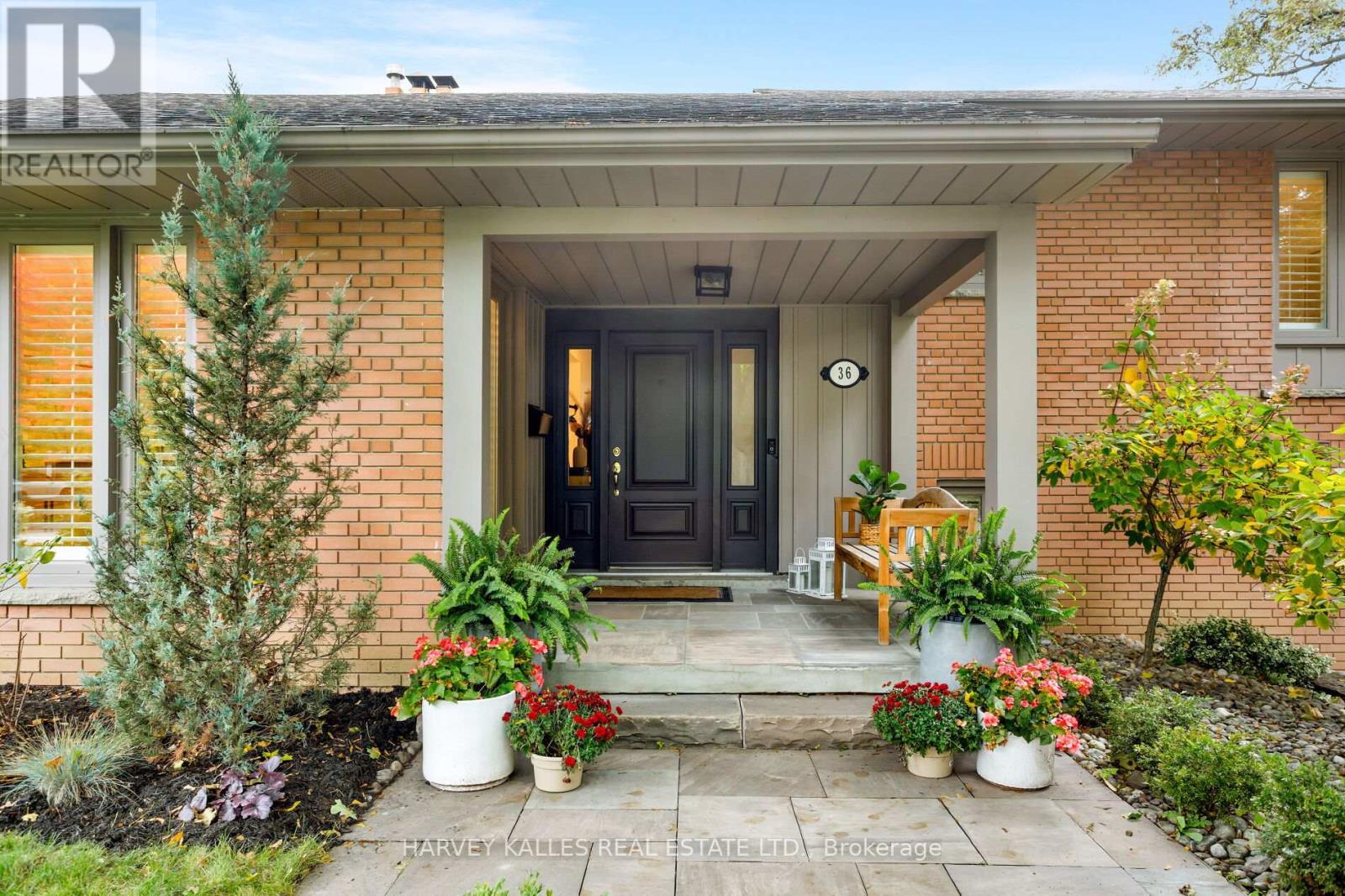 36 Ravensbourne Crescent, Toronto, Ontario  M9A 2A8 - Photo 4 - W12476989