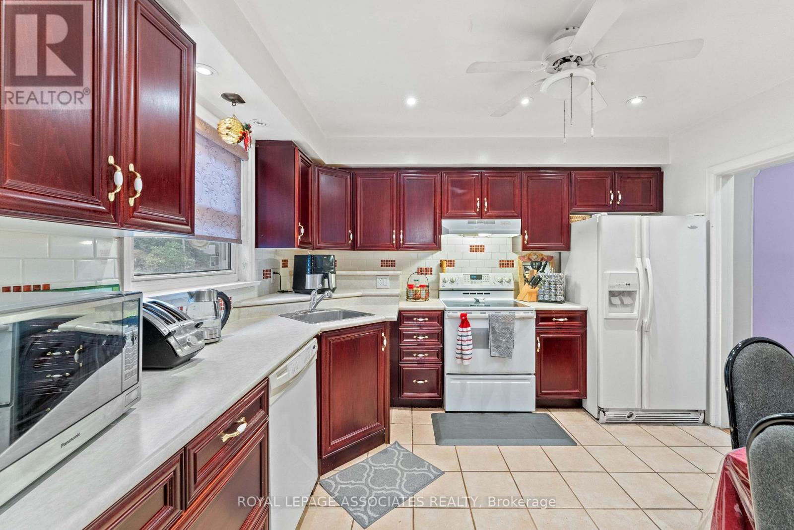 28 Waterbeach Crescent, Toronto, Ontario  M9W 3L9 - Photo 14 - W12477004