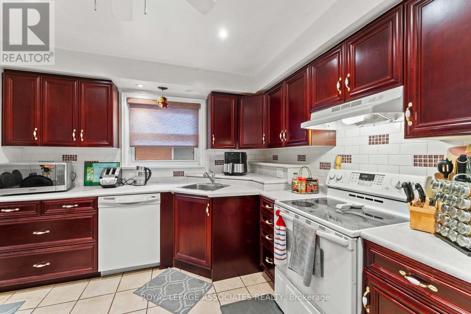 28 Waterbeach Crescent, Toronto, Ontario  M9W 3L9 - Photo 15 - W12477004