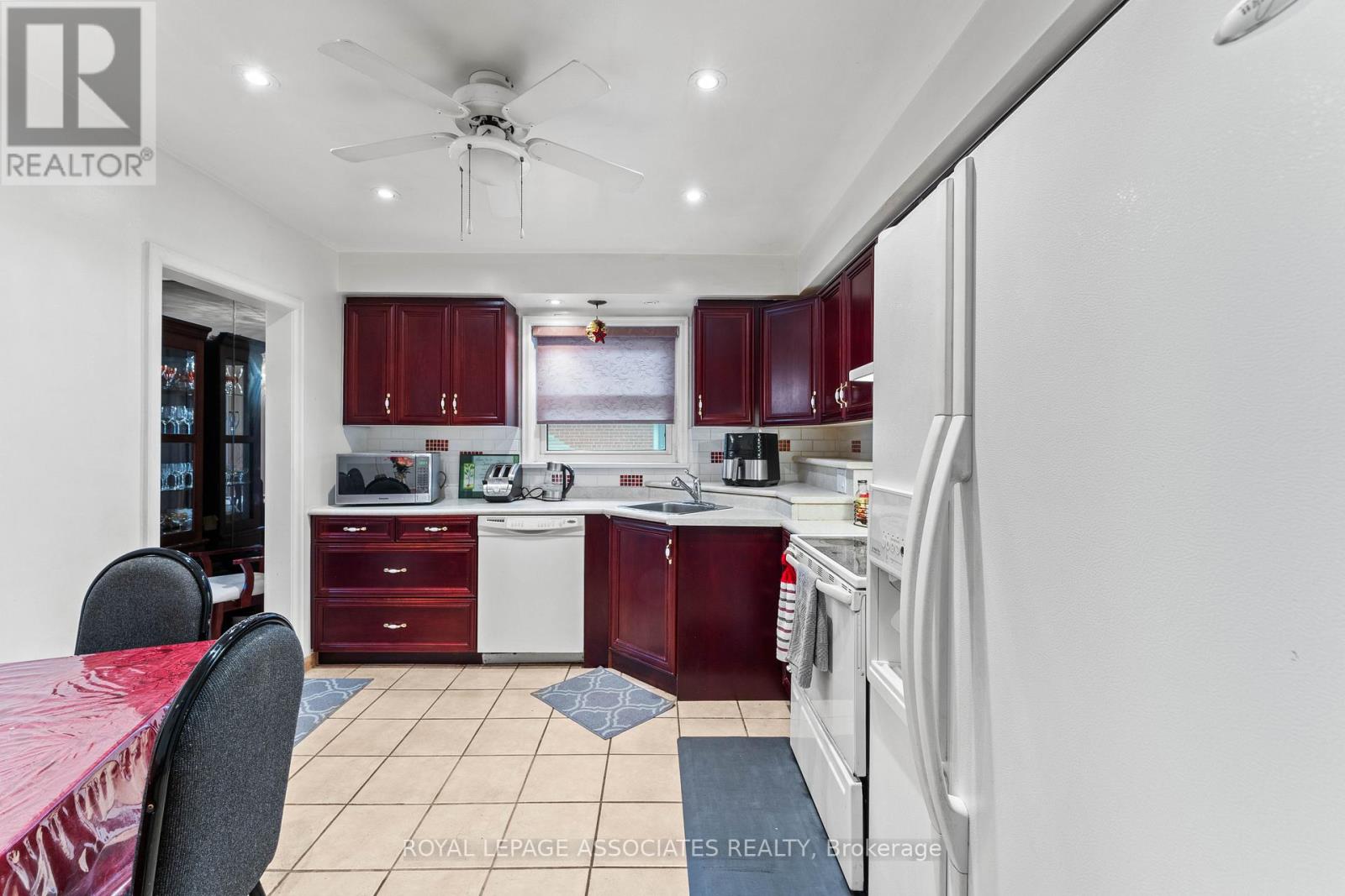 28 Waterbeach Crescent, Toronto, Ontario  M9W 3L9 - Photo 17 - W12477004