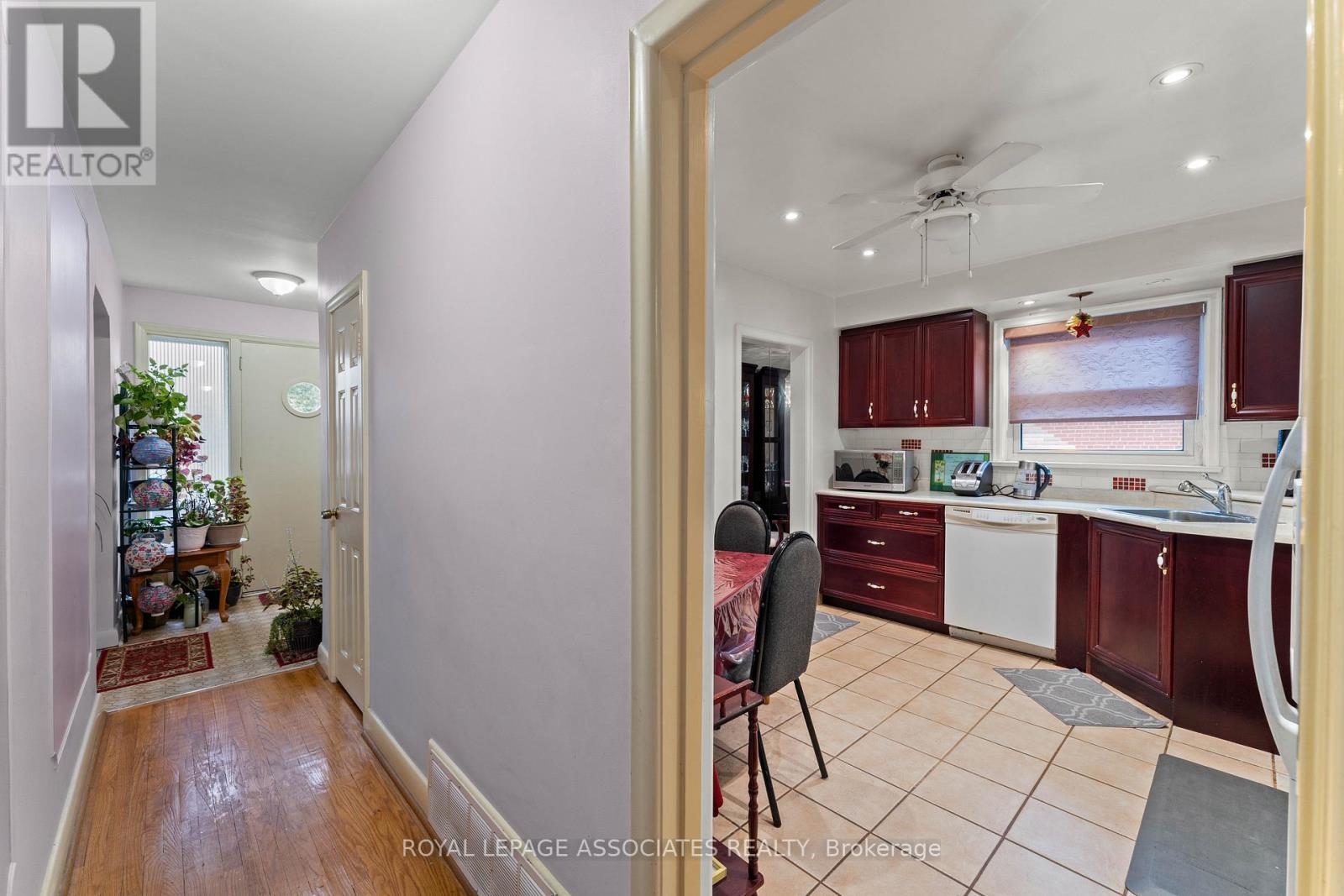 28 Waterbeach Crescent, Toronto, Ontario  M9W 3L9 - Photo 18 - W12477004