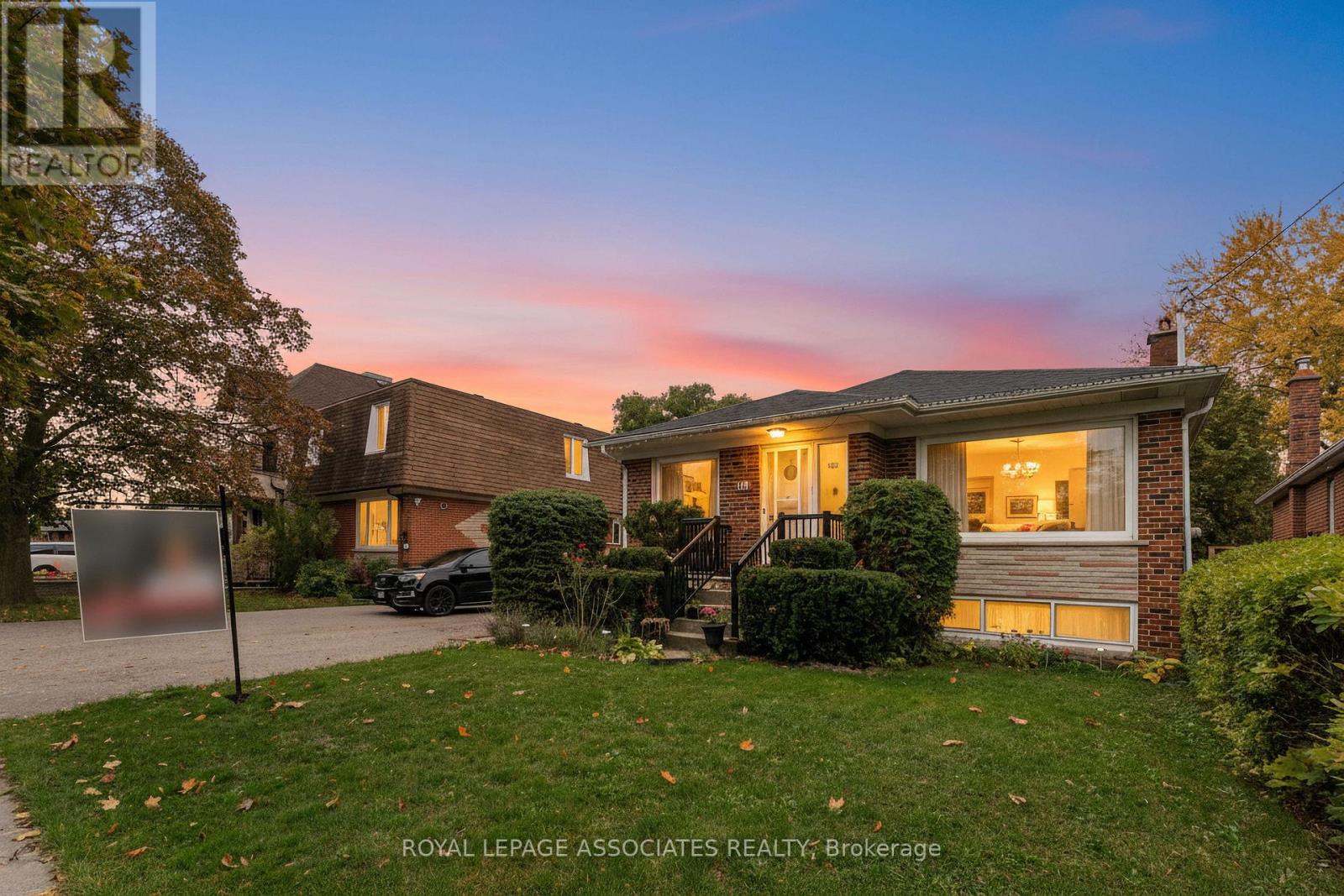 28 Waterbeach Crescent, Toronto, Ontario  M9W 3L9 - Photo 2 - W12477004