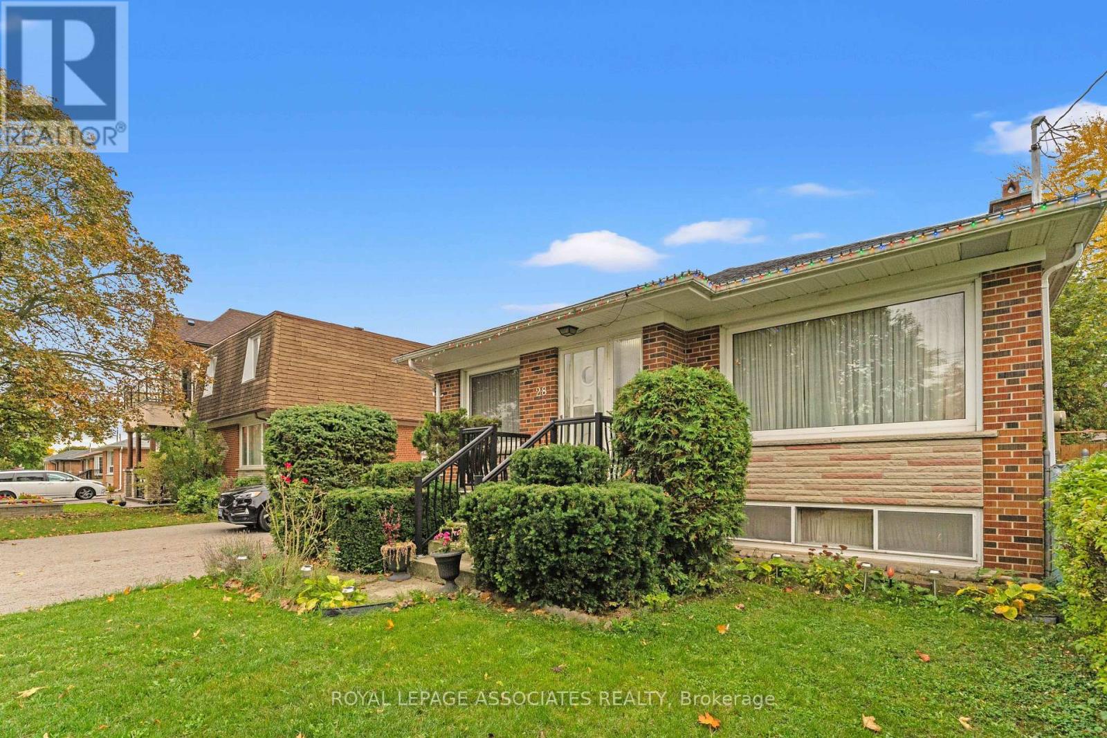 28 Waterbeach Crescent, Toronto, Ontario  M9W 3L9 - Photo 3 - W12477004